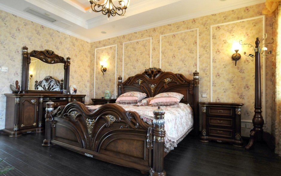 Спальня в классическом стиле в темных тонах