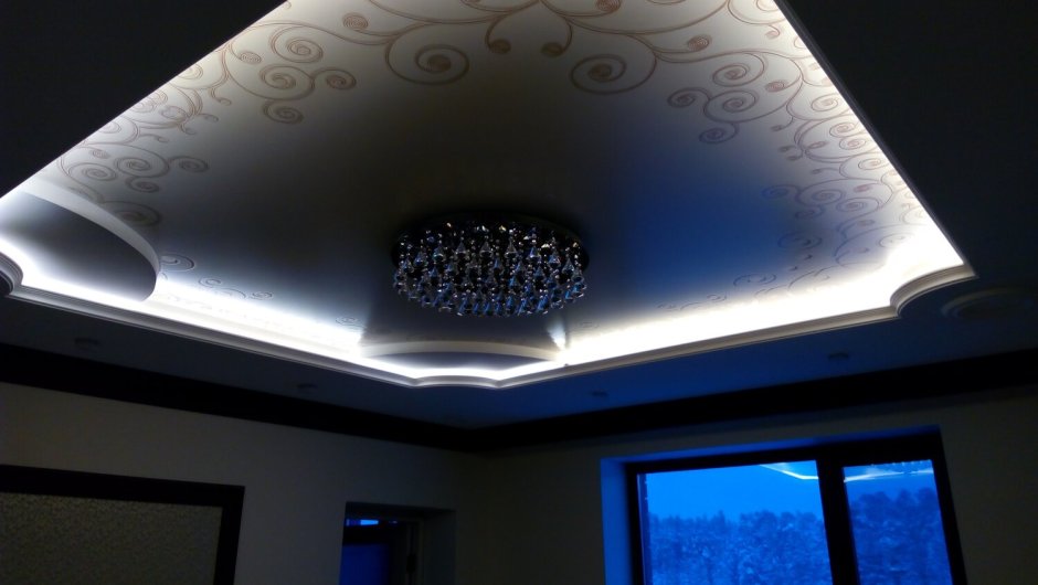 Двухуровневый потолок натяжной со светодиодной лентой