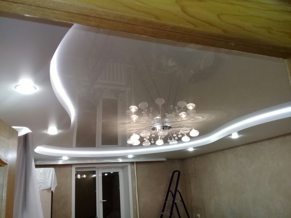 Двухуровневый натяжной потолок с подсветкой в гостиной