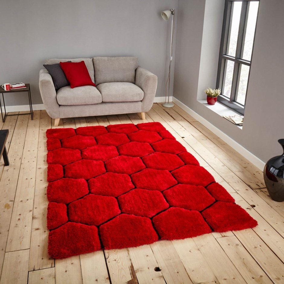Красный ковёр в интерьере комнаты