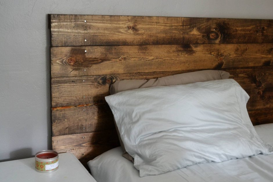 Изголовье кровати из деревянных досок