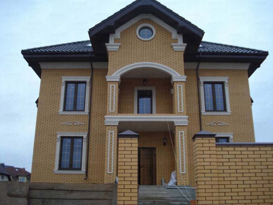 Лепнина на кирпичном фасаде