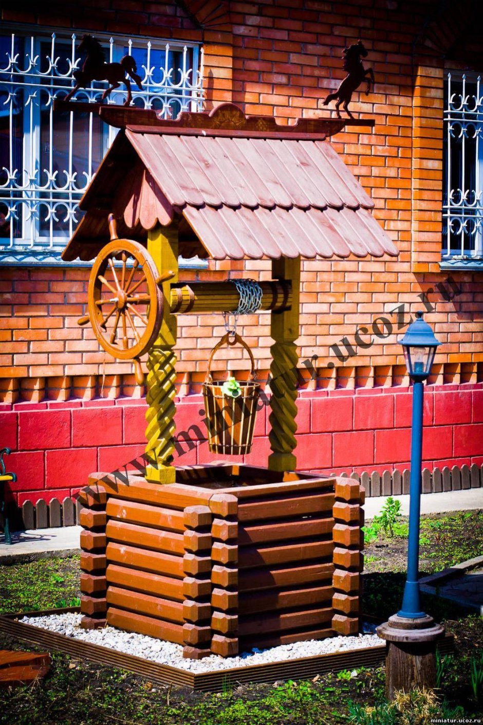 Декоративный колодец