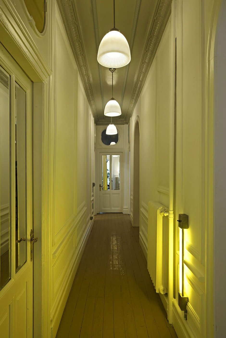 Освещение длинного коридора в квартире