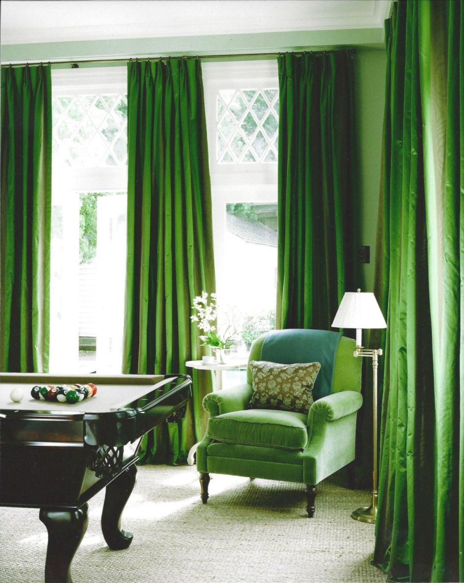 Темно зеленые шторы в интерьере