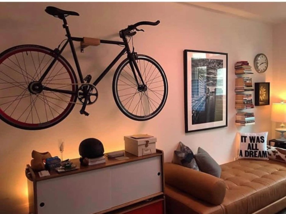 Декор велосипед и окно сделанное на сетчатой стене