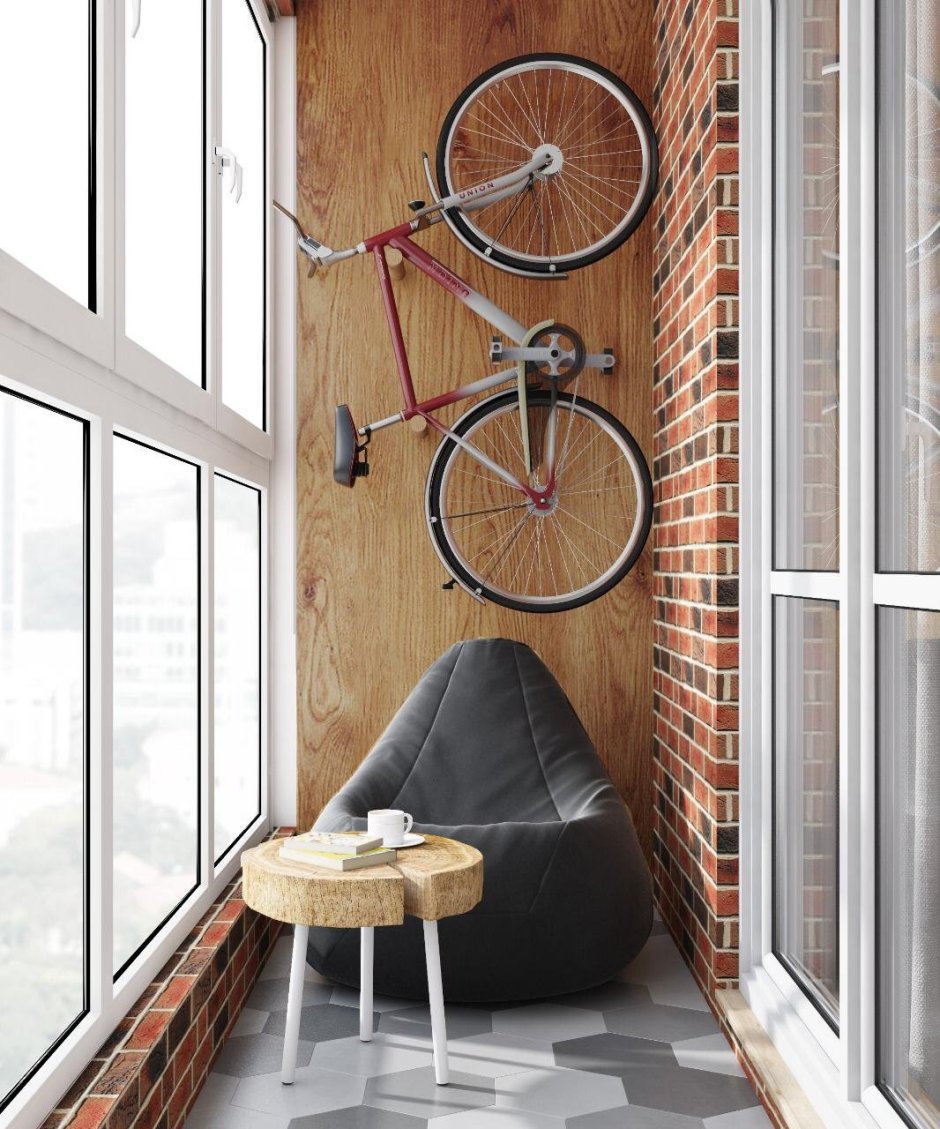 Велосипед на стене на балконе