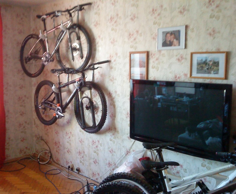 Велосипед в комнате на стене