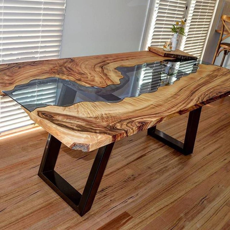 Красивый деревянный стол