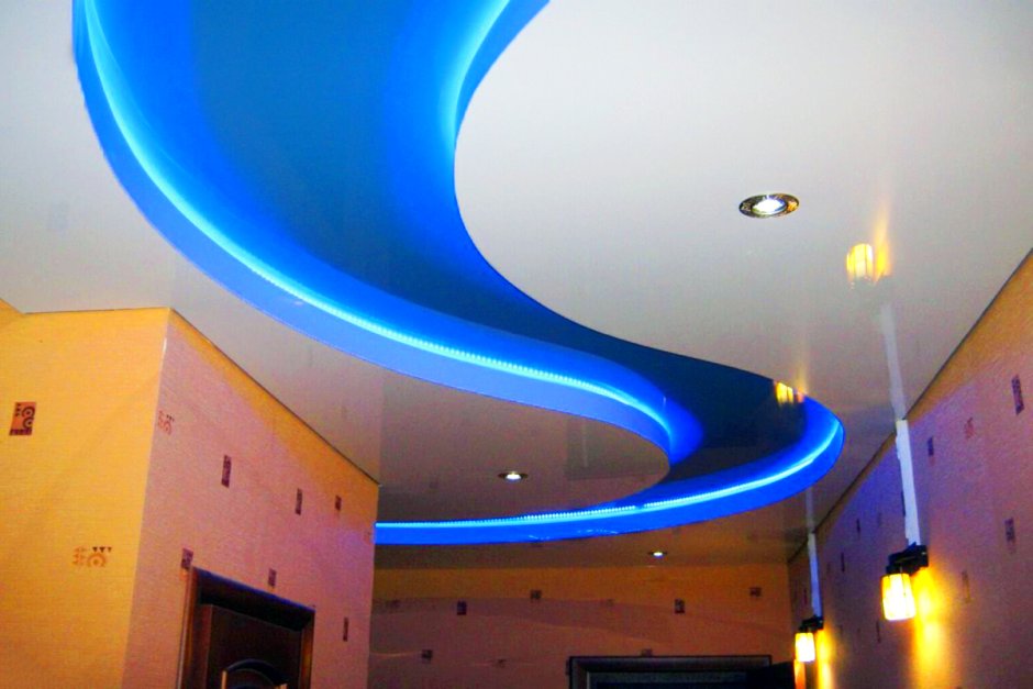 Двухуровневые натяжные потолки с подсветкой в коридор