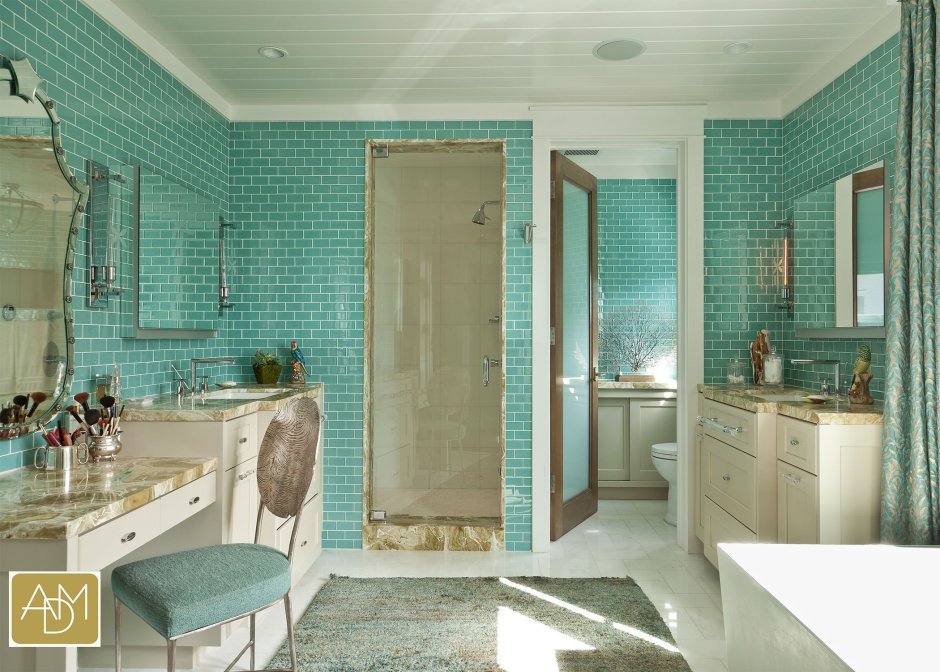 Ванная комната в средиземноморском стиле с бирюзой