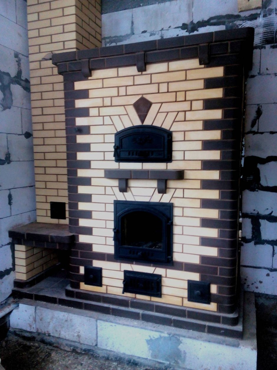 Каминопечь из белого кирпича