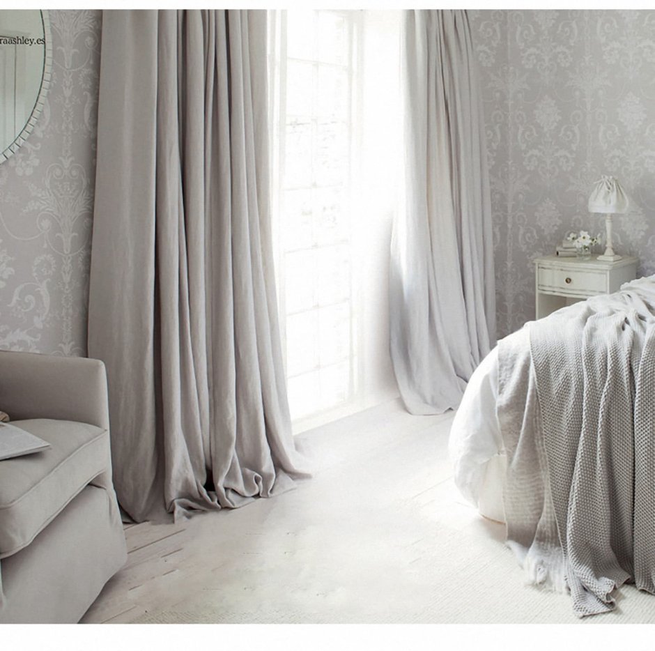 Белая спальня с серыми шторами