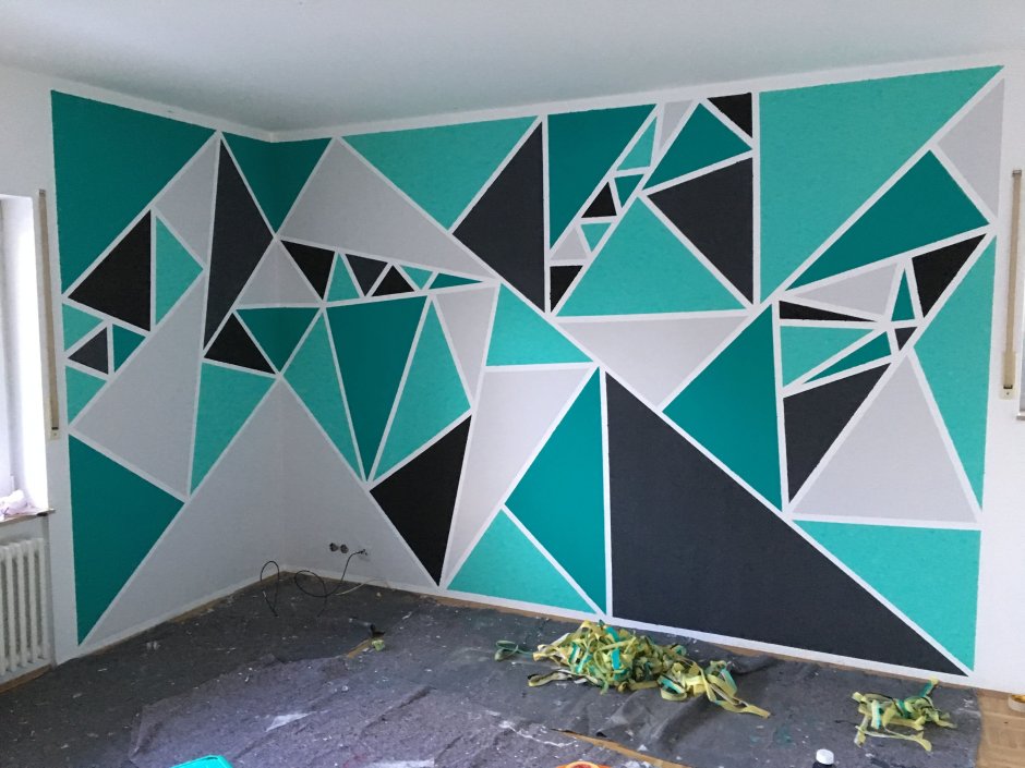 Стена в треугольниках краской