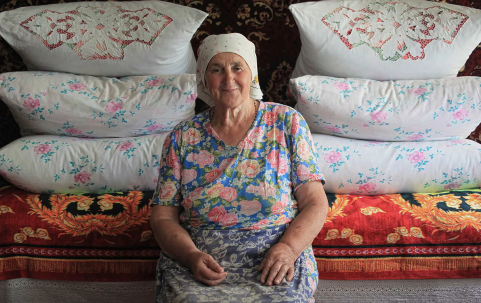 Бабушкины подушки на кровати