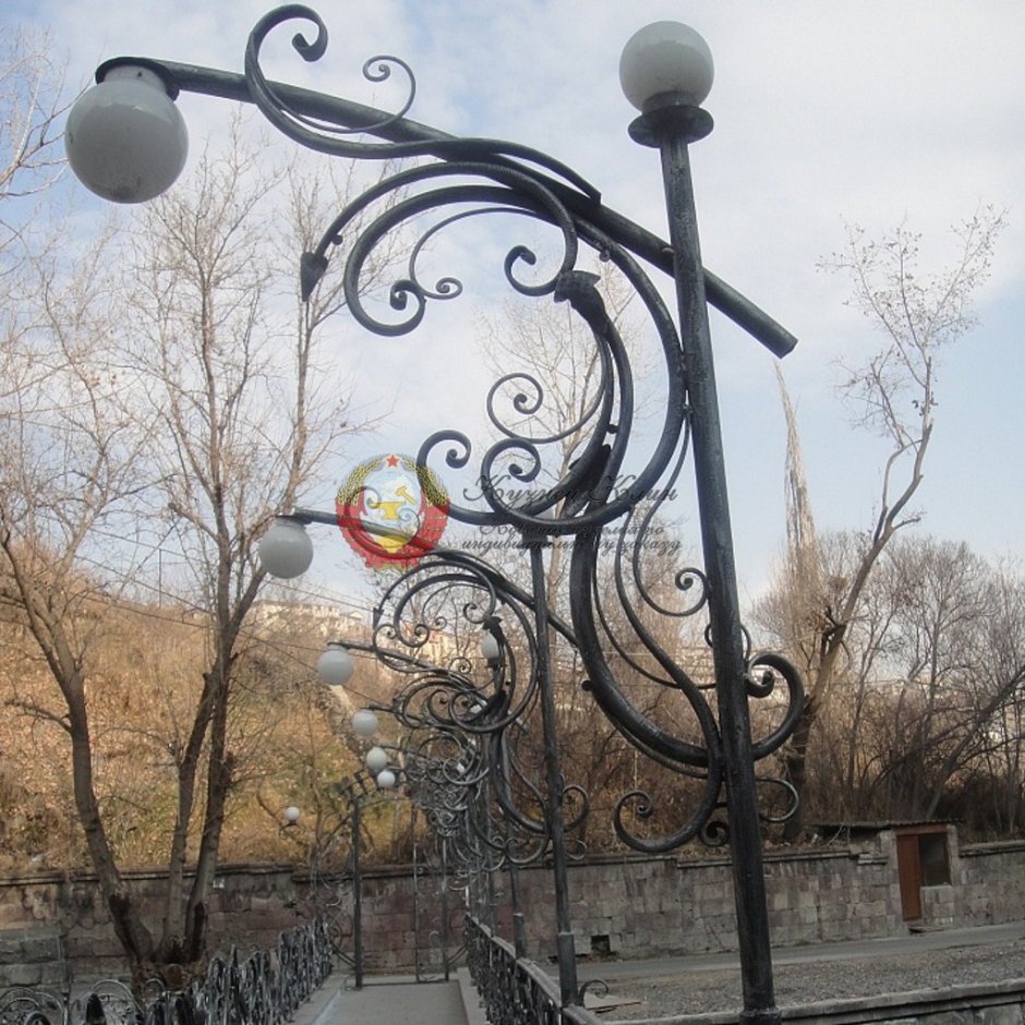 Кованые уличные столбы