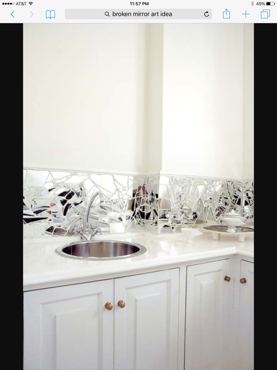 Белая кухня с зеркальным фартуком