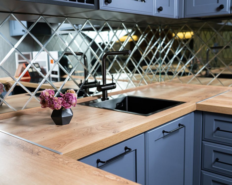 Зеркальный фартук для деревянной кухни