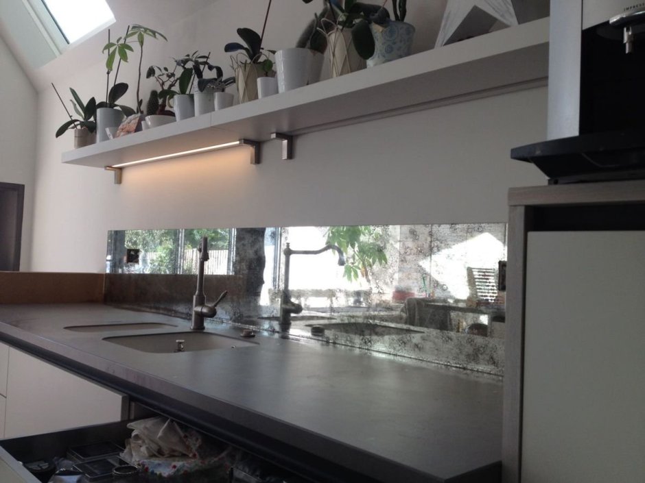 Кухня с зеркальным фартуком без верхних шкафов