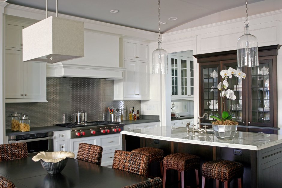Черно-белая кухня с зеркальным фартуком