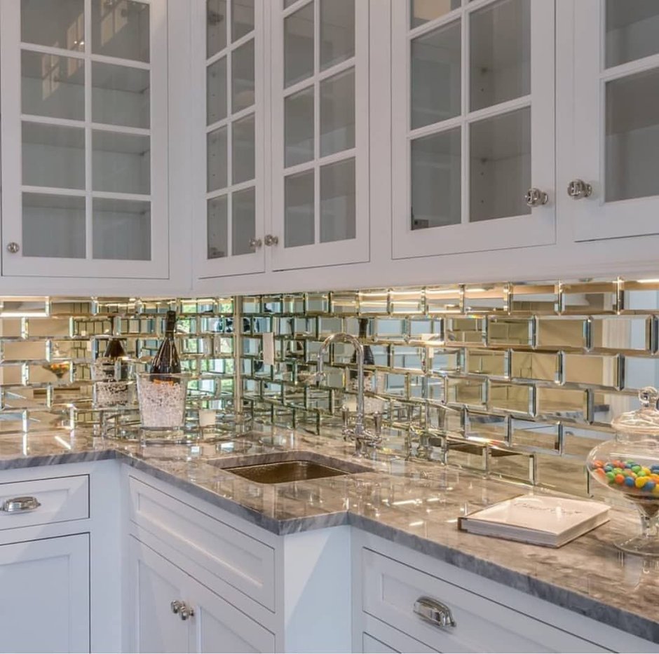 Кухня с зеркальной рабочей стенки