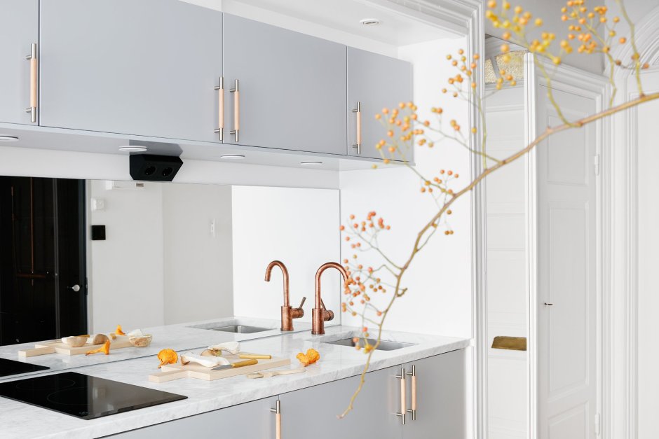 Зеркальный фартук на маленькой кухне