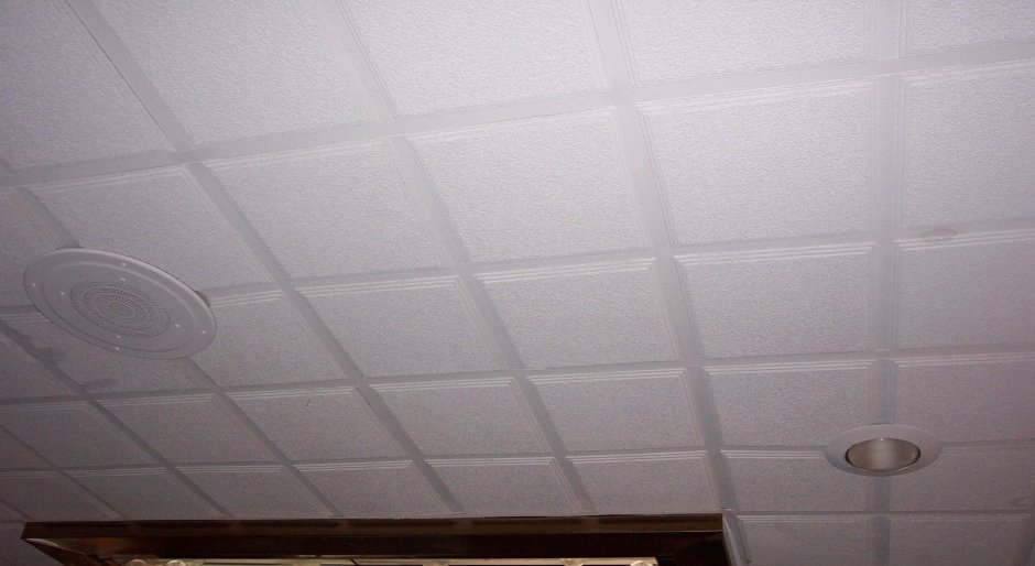 Потолок в ванной плитами из пенополистирола