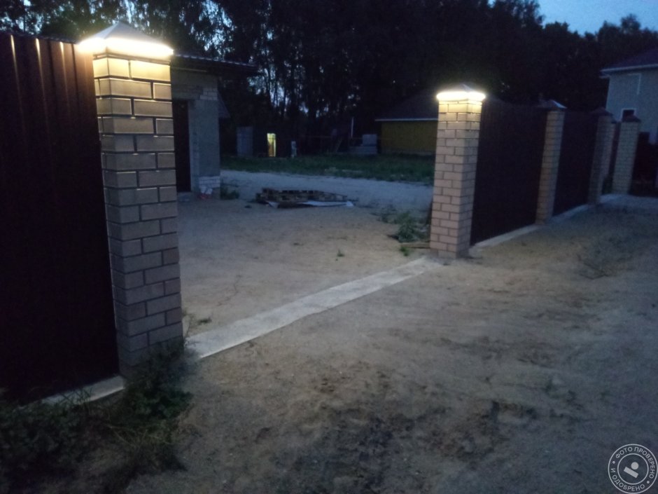 Подсветка столбов забора из кирпича