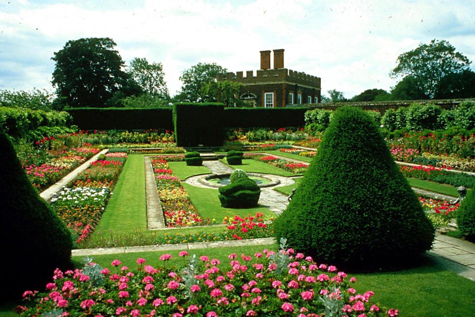 Сад Хэмптон-корт в Англии