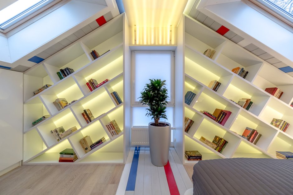 Книжные полки на мансарде