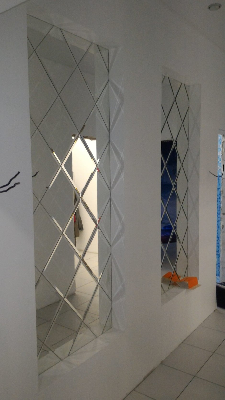 Зеркальное панно на стену в прихожей в современном стиле