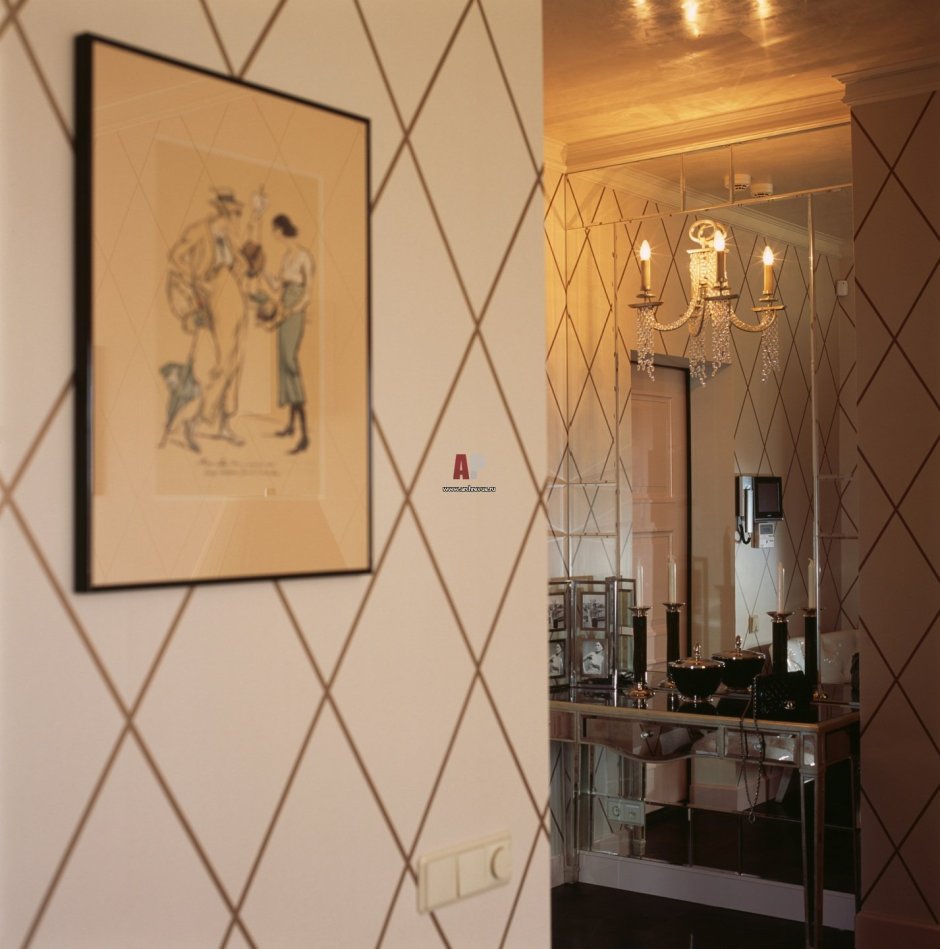 Зеркало ромбик на стене в коридоре