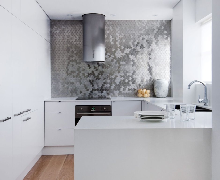 Белая мозаика на фартук кухни