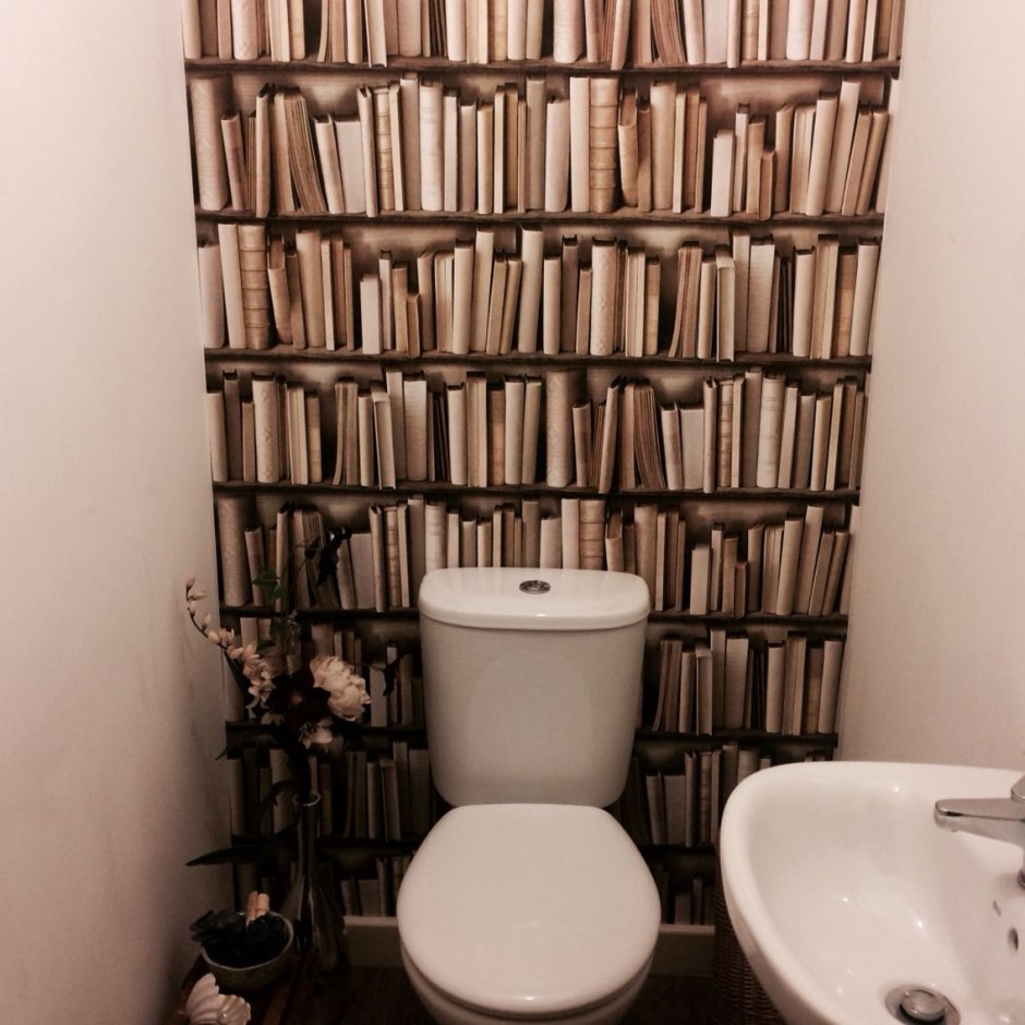 Книжная полка в туалете