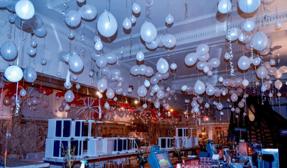 Украшение потолка на новый год воздушными шарами