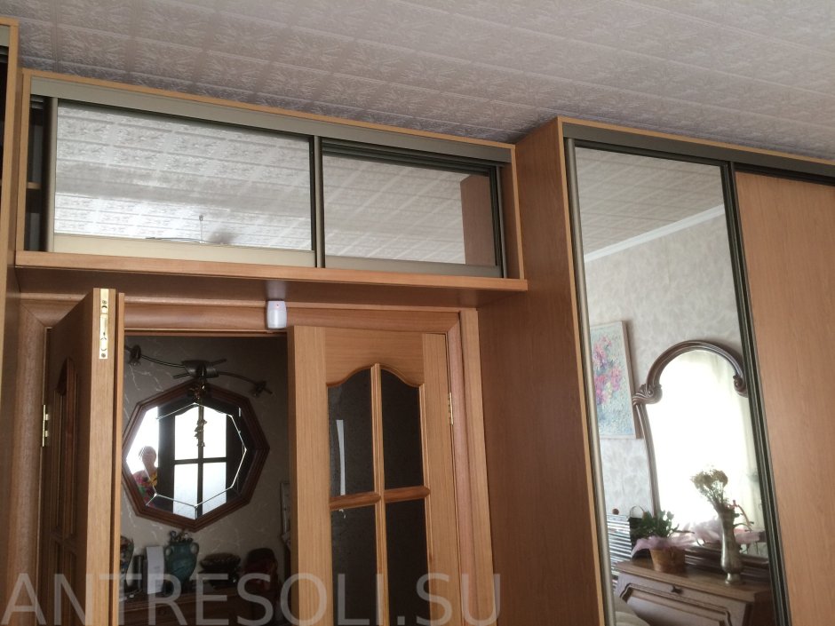 Антресоли над дверью в прихожей