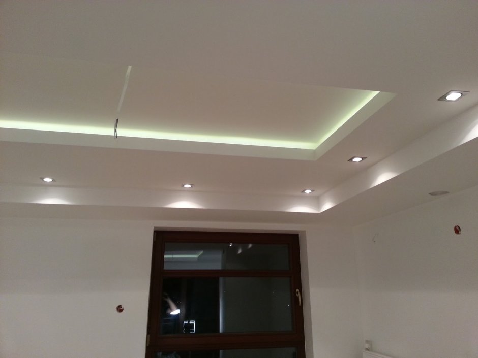 Потолок из гипсокартона квадратный с подсветкой