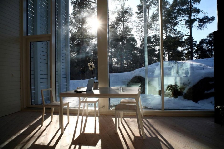 Дом в лесу с панорамными окнами зима