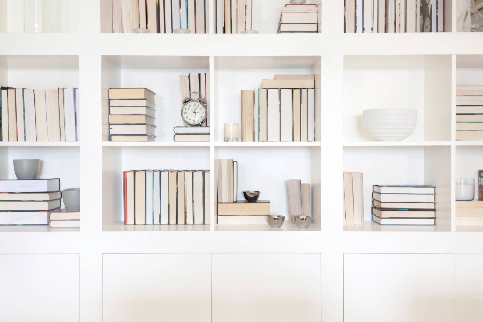 Белая книжная полка с книгами