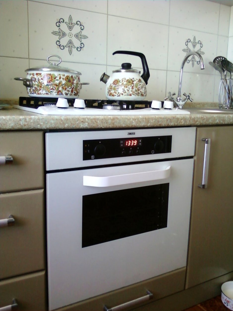 Белый духовой шкаф и варочная панель