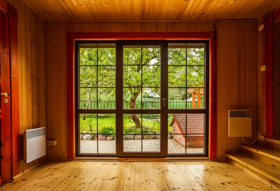 Окна в пол в деревянном доме