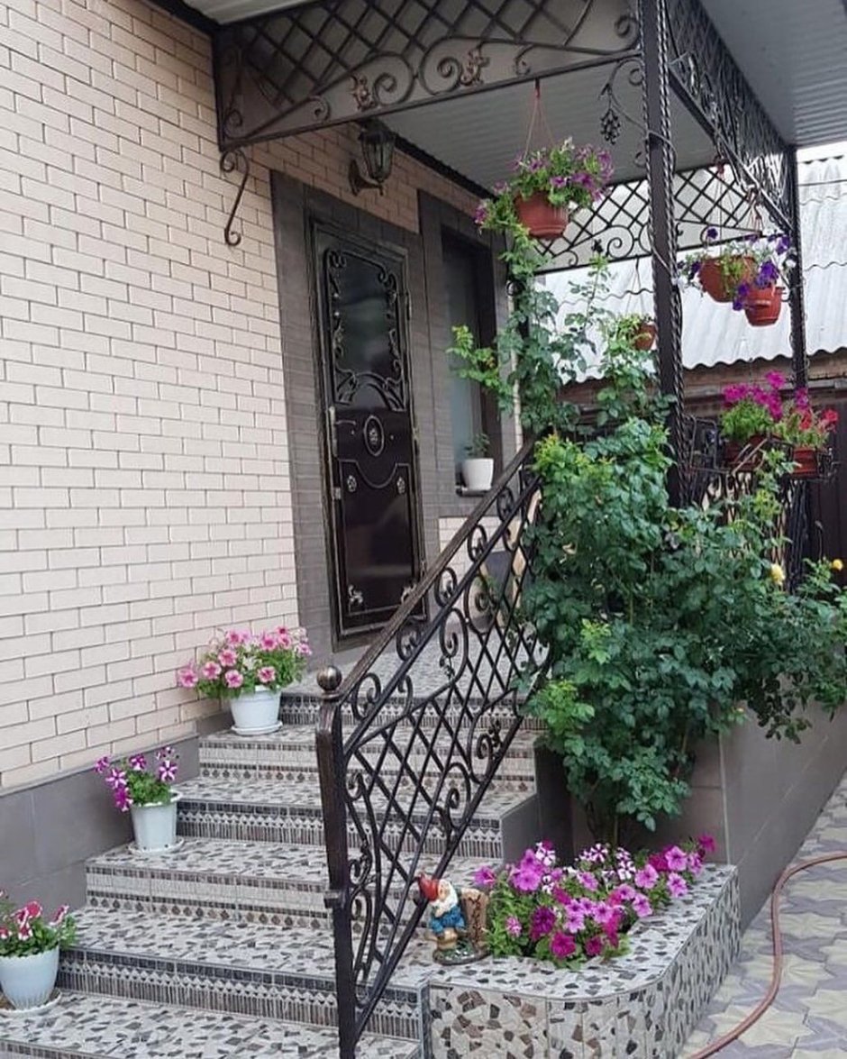 Клумба у крыльца