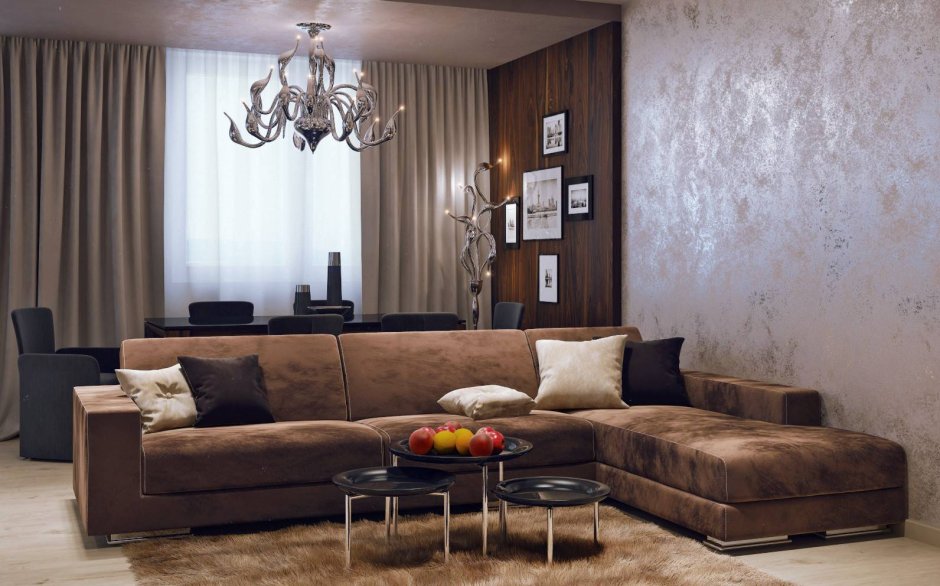 Бежевые стены коричневый диван