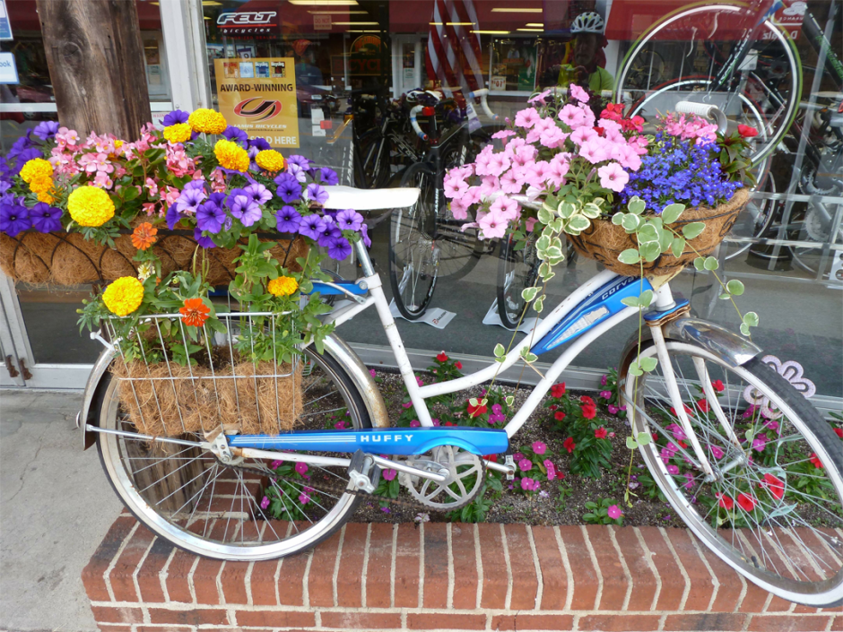 Велосипед украшенный цветами