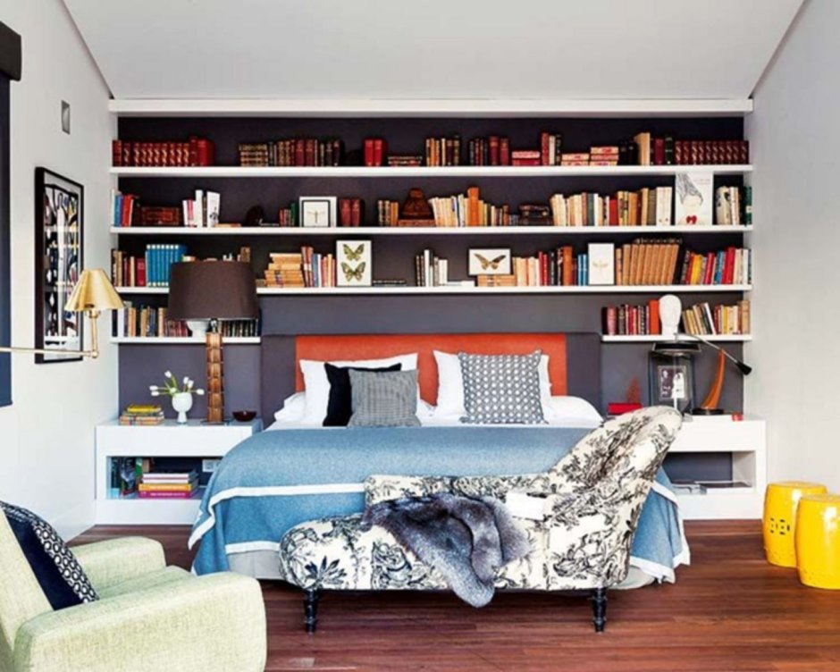 Книжный стеллаж в спальне
