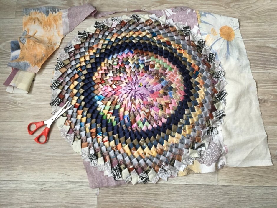 Коврик из лоскутков ткани крючком
