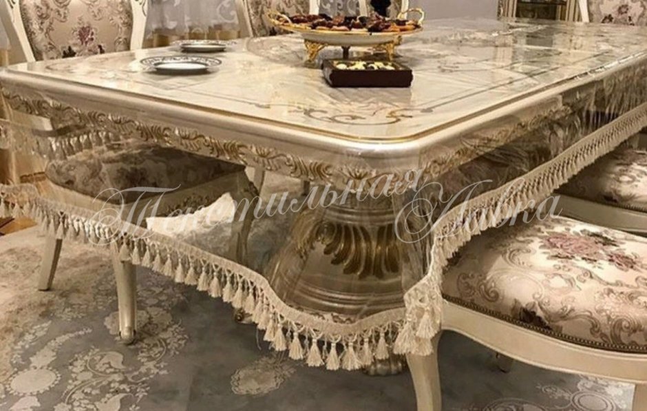Прозрачная скатерть с бахромой