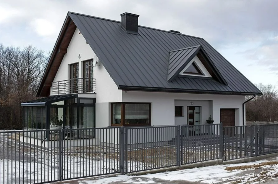 Дом с серой крышей
