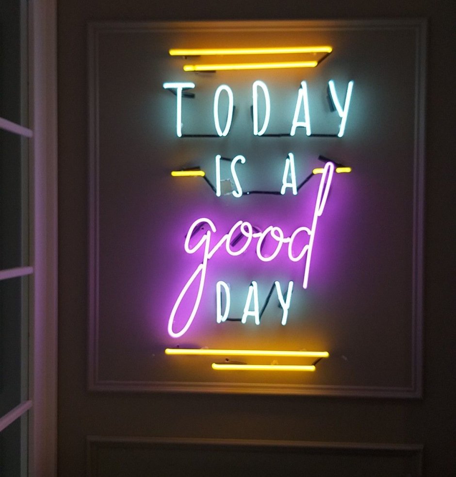 Неоновая вывеска today is a good Day