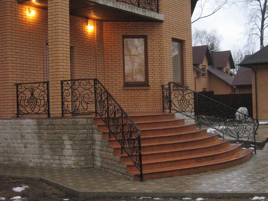 Крыльцо с высоким цоколем